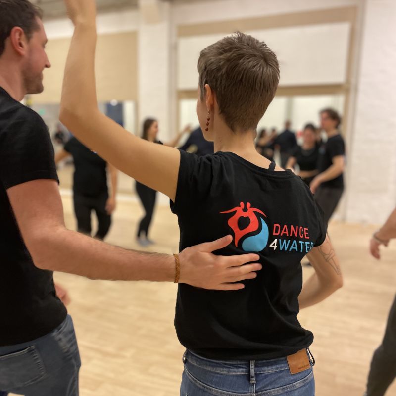 Picture of a free Salsa beginner class at Dance4Water Essen.